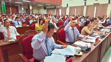 Đại biểu biểu quyết các Nghị quyết quan trọng được người dân quan tâm. 