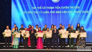 Các đơn vị có thành tích nổi bật trong hoạt động tuyên truyền cho công tác lý luận, phê bình văn học, nghệ thuật trong năm 2023. (Ảnh: THỦY NGUYÊN)