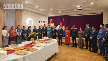 Đại sứ Lào tại Pháp Kham-Inh Khitchadeth dẫn đầu Đoàn đến chúc mừng Đại sứ quán Việt Nam tại Pháp nhân dịp Quốc khánh 2/9. (Ảnh: KHẢI HOÀN)