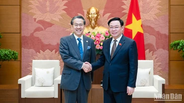 Chủ tịch Quốc hội Vương Đình Huệ và ông Maeda Tadashi, Chủ tịch Hội đồng Quản trị Ngân hàng Hợp tác Quốc tế Nhật Bản (JBIC). (Ảnh: Duy Linh)