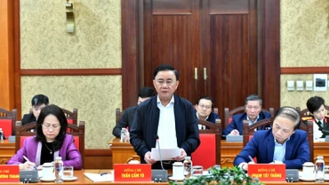 Đồng chí Trần Cẩm Tú, Ủy viên Bộ Chính trị, Thường trực Ban Bí thư, Trưởng Tiểu ban Tổ chức phục vụ Đại hội XIV của Đảng phát biểu chỉ đạo tại phiên họp. 
