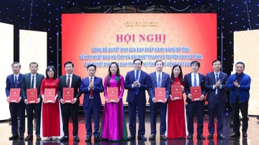 Các đồng chí lãnh đạo tỉnh Hà Tĩnh trao quyết định bổ nhiệm chức danh Tổng Biên tập, Phó Tổng Biên tập Báo Hà Tĩnh.