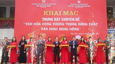 Các đại biểu cắt băng khai mạc trưng bày chuyên đề "Văn hóa Hùng Vương trong dòng chảy văn minh sông Hồng".