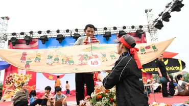 Con diều đủ tiêu chuẩn được đánh số thứ tự, chuẩn bị tham gia thi.