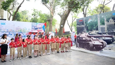 Học sinh Trường tiểu học Tràng An ( Hoàn Kiếm, Hà Nội) hào hứng tại triển lãm.