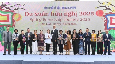Những món quà là sản phẩm của Mê Linh gửi tặng các Đại sứ, phu nhân Đại sứ nhân ngày Quốc tế Phụ nữ 8/3.