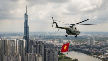 Trực thăng kéo cờ Tổ quốc bay qua tòa Landmark 81 khánh thành năm 2018, công trình này trở thành tòa tháp cao nhất Việt Nam, được xem là biểu tượng mới trong không gian đô thị và sự phát triển của Thành phố Hồ Chí Minh.
