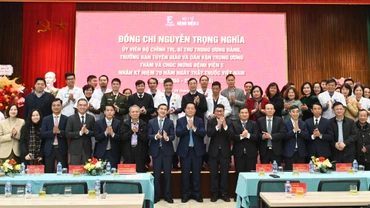 Trưởng Ban Tuyên giáo và Dân vận Trung ương Nguyễn Trọng Nghĩa với các y, bác sĩ, nhân viên y tế Bệnh viện E. 