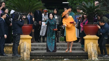 Hoàng hậu Vương quốc Bỉ Mathilde cùng bà Nguyễn Thị Minh Nguyệt, Phu nhân Chủ tịch nước Lương Cường thăm ao cá Bác Hồ.