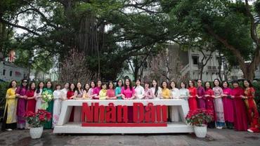 Nữ cán bộ, người lao động Báo Nhân Dân hưởng ứng “Tuần lễ áo dài”.