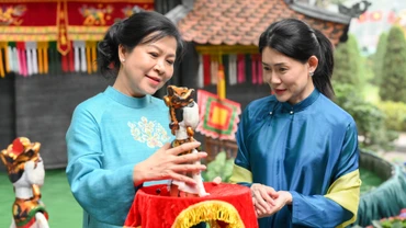 Phu nhân Tổng Bí thư Tô Lâm tặng Phu nhân Thủ tướng Singapore hai con rối hình cô tiên.
