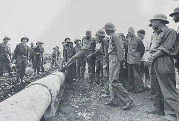 Dưới chân Chủ tịch Cuba Fidel Castro là nòng pháo 175 ly, vũ khí được mệnh danh là vua chiến trường của quân đội Mỹ bị hư hỏng tại đồi 241. (Ảnh tư liệu) 