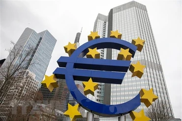 Biểu tượng đồng euro ở phía trước trụ sở Ngân hàng trung ương châu Âu tại Frankfurt am Main, Đức. (Ảnh: AFP/TTXVN)