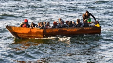 Thuyền chở người di cư ở ngoài khơi thành phố Sfax, miền nam Tunisia ngày 4/10/2022. (Ảnh: AFP/TTXVN)