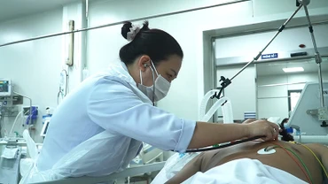 Sau 14 ngày điều trị, tình hình sức khỏe của hai anh em ruột ngộ độc botulinum liệt cơ, diễn tiến bệnh xấu hơn, tăng dần.