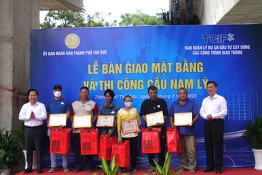 Địa phương và chủ đầu tư tại Lễ bàn giao mặt bằng để tiếp tục thi công cầu Nam Lý.