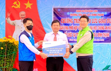 Trao tặng dụng cụ học tập cho Trường tiểu học số 2 Bình Thạnh, huyện Bình Sơn.