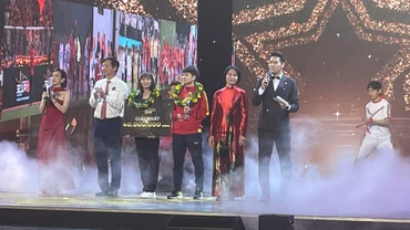 Trao giải Nhất Giải Fair Play 2022 cho đội tuyển nữ Việt Nam.
