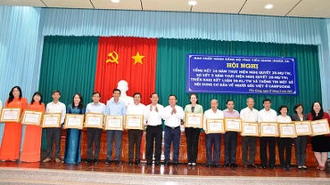 Tặng Bằng khen của Ban Chấp hành Đảng bộ tỉnh Tiền Giang khóa XI cho các tập thể có thành tích nổi bật.