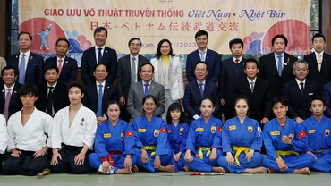 Chủ tịch nước Võ Văn Thưởng cùng các đại biểu với võ sĩ hai nước tham dự chương trình giao lưu võ thuật. (Ảnh: TTXVN)
