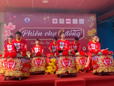 Các tiết mục nghệ thuật trong chương trình “Phiên chợ 0 đồng” tại Bệnh viện Nhi đồng 1.