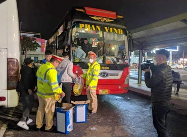 Lực lượng chức năng bố trí phương tiện để sang xe cho các hành khách tiếp tục hành trình.