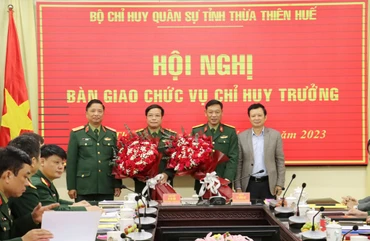 Bí thư Tỉnh ủy Lê Trường Lưu và Trung tướng Hà Thọ Bình, Tư lệnh Quân khu 4, tặng hoa chúc mừng Đại tá Ngô Nam Cường và Thượng tá Phan Thắng.
