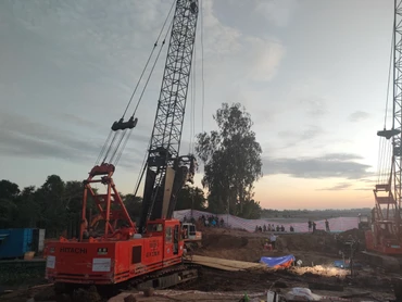 Máy trục khoan nhồi bê-tông công suất lớn tham gia cứu hộ lúc chạng vạng.