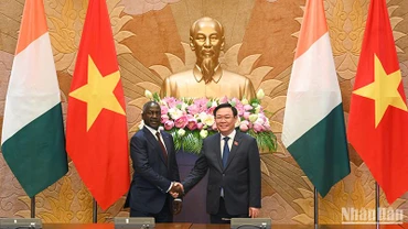 [Ảnh] Chủ tịch Quốc hội Vương Đình Huệ hội đàm với Chủ tịch Quốc hội Cộng hòa Bờ Biển Ngà