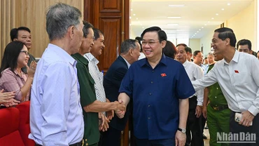 Chủ tịch Quốc hội Vương Đình Huệ với các cử tri quận Đồ Sơn, thành phố Hải Phòng.