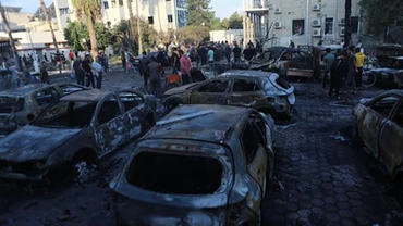 Nhiều xe ô-tô bị cháy sau vụ không kích của Israel vào Bệnh viện Al-Ahli ở Dải Gaza, ngày 18/10/2023. (Ảnh: THX/TTXVN)