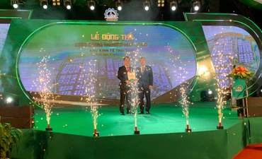 Lãnh đạo tỉnh Thái Bình trao quyết định chủ trương đầu tư dự án cho lãnh đạo doanh nghiệp.