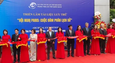 Các đại biểu cắt băng khai mạc Triển lãm.