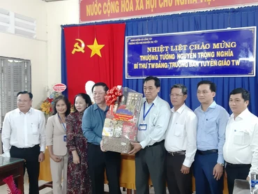 Đồng chí Nguyễn Trọng Nghĩa cùng đoàn công tác thăm, chúc Tết, tặng quà tại Trường Tiểu học Nguyễn Thị Tốt.