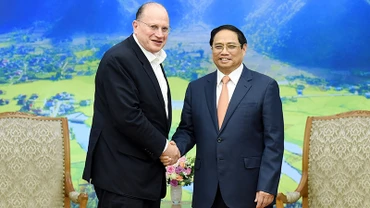 Thủ tướng Phạm Minh Chính (bên phải) tiếp ông Mark Tucker, Chủ tịch Tập đoàn Ngân hàng HSBC (Anh). (Ảnh: TRẦN HẢI)