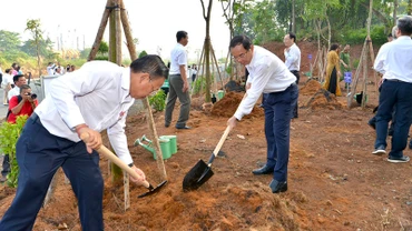 Lãnh đạo Thành phố Hồ Chí Minh trồng cây tại Công viên Lịch sử Văn hóa Dân tộc. (Ảnh: CAO THĂNG)