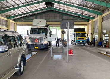 Các phương tiện vào đăng kiểm tại Trung tâm Đăng kiểm xe cơ giới 60-05D.