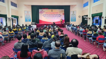 Phó Chủ tịch Quốc hội Trần Quang Phương trò chuyện, động viên công nhân lao động nghèo tại Đà Nẵng.