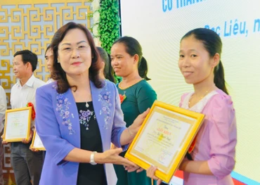 Phó Bí thư Thường trực Tỉnh ủy Bạc Liêu Lê Thị Ái Nam trao thưởng giáo viên xuất sắc.