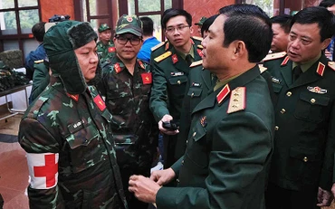 Thượng tướng Nguyễn Tân Cương (bên phải trong ảnh) dặn dò, giao nhiệm vụ cho các sĩ quan, chiến sĩ thuộc Đoàn công tác tham gia hỗ trợ nhân đạo, cứu trợ thảm họa tại Thổ Nhĩ Kỳ.