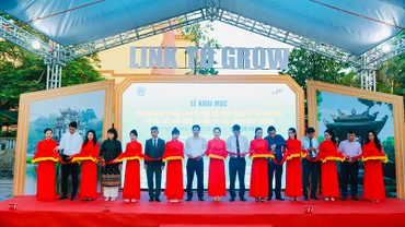 Lễ cắt băng khai mạc hội nghị “Xúc tiến đầu tư, thương mại, du lịch Hà Nội và các tỉnh miền Trung kết nối cùng phát triển - Link to Grow”. (Ảnh: HPA)