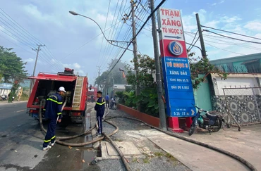 Vụ cháy nằm cạnh cây xăng.