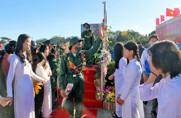Các tân binh tại thành phố Đà Lạt lên đường nhập ngũ ngày 8/2.
