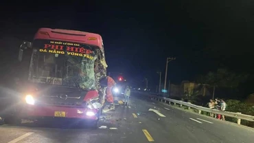 Xe khách trong vụ tai nạn bị hư hỏng nặng.