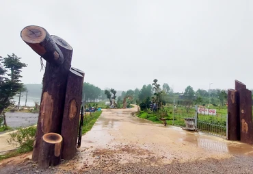 Lối cổng dẫn vào Khu giáo dục trải nghiệm Trưng Vương Garden và hệ thống đường bê-tông trong khuôn viên rất rộng lớn.