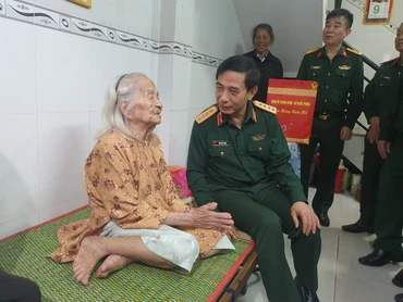 Đại tướng Phan Văn Giang, Ủy viên Bộ Chính trị, Phó Bí thư Quân ủy Trung ương, Bộ trưởng Quốc phòng thăm, tặng quà gia đình bà Lê Thị Cam, Mẹ Việt Nam Anh hùng ở phường Hải Cảng, thành phố Quy Nhơn, tỉnh Bình Định.