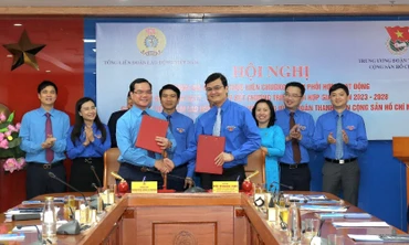 Đồng chí Nguyễn Đình Khang, Ủy viên Trung ương Đảng, Chủ tịch Tổng Liên đoàn Lao động Việt Nam và đồng chí Bùi Quang Huy, Ủy viên dự khuyết Trung ương Đảng, Bí thư thứ nhất Trung ương Đoàn (từ trái qua, hàng đầu) trao biên bản ký kết chương trình phối hợp giữa 2 bên giai đoạn 2023-2028.
