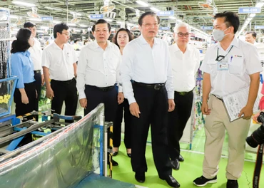 Trưởng Ban Nội chính Trung ương Phan Đình Trạc và Đoàn công tác tham quan Nhà máy sản xuất của Công ty TNHH Yazaki EDS Việt Nam.