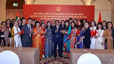 Thủ tướng Phạm Minh Chính và Phu nhân chụp ảnh lưu niệm với cán bộ, nhân Đại sứ quán Việt Nam và bà cao kiều bào.