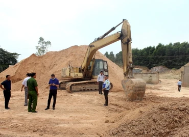 Lực lượng chức năng thành phố Biên Hòa kiểm tra một bãi rửa cát ven sông Buông.